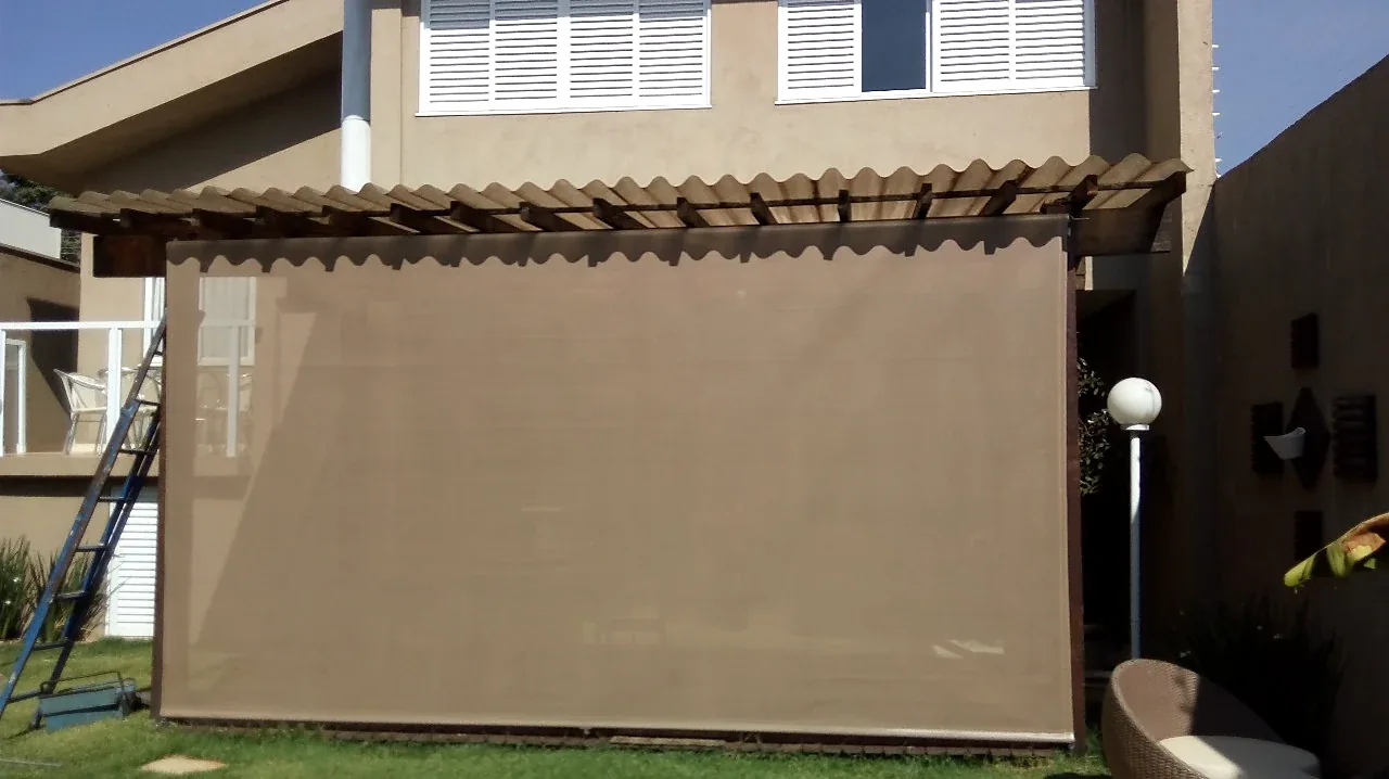 Toldo cortina em área residencial